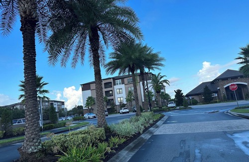 Azalea Park Apartment | King suite with pool and private balcony