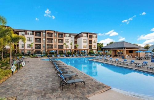 Azalea Park Apartment | King suite with pool and private balcony