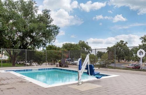 Franklin Park Apartment | King Suite with Roll-in-Shower - Accessible/Non-Smoking