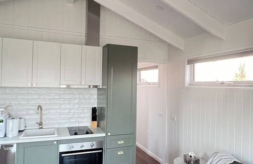 Gulgong Cottage | Kingdom Cottages Farm Stay - Gum tree