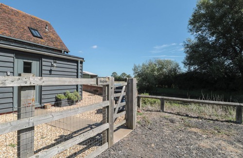 South Leigh Cottage | KINGFISHER, 2 THE OLD STABLES, pet friendly, with a garden in Witney