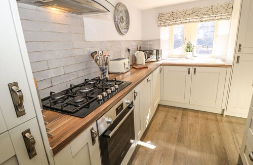 Holmfirth Cottage | KINGFISHER COTTAGE, family friendly, with a garden in Holmfirth