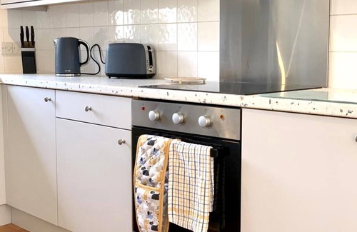 Falmouth House | Kingfisher Cottage Pendra Loweth Falmouth 2 min drive to beach, enclosed garden.