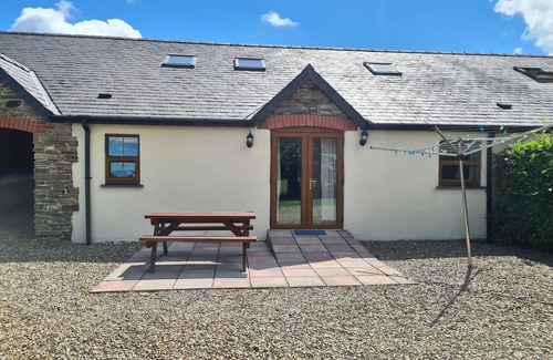 Whitland Cottage | KINGFISHER COTTAGE, pet friendly, with pool in Llanboidy