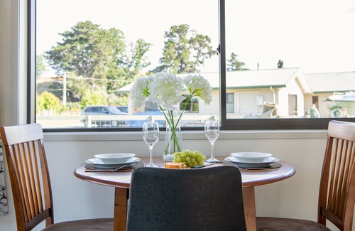 Taradale House | KINGFISHER LODGE - NAPIER HOLIDAY HOME, with a garden in Taradale