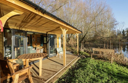 Frankton Cottage | KINGFISHER, romantic, with hot tub in Dunchurch