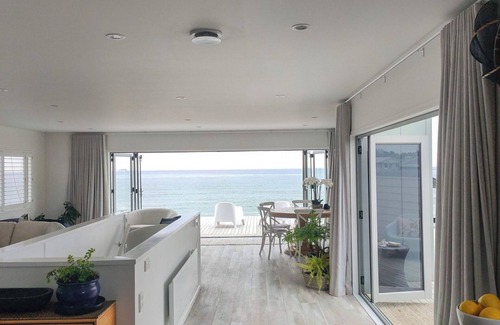 Pukehina House | Kingfisher Way - Beachfront Holiday Home Sleeps 10