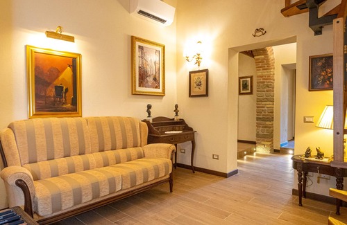 Esquilino Apartment | Kings Home In Rome is a 19th-century apartment in the Piazza Vittorio Emanuele II