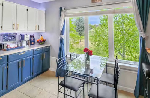 Glenwood Springs Condo | Kings & Queens Autumn Oasis· 2 Kings + 2 Queen Sofas · Mtn Views-Near Glenwood