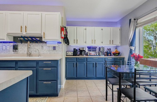 Glenwood Springs Condo | Kings & Queens Autumn Oasis· 2 Kings + 2 Queen Sofas · Mtn Views-Near Glenwood