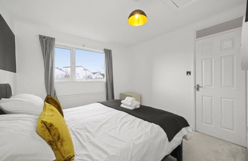 Reading House | Kingsley House - A Great 4 bedroom house in Reading with free parking.