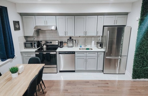 Center City Apartment | KingSuite/3 King Beds/Pool Table/Ping-Pong Table