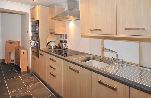 Stirling Apartment | Kingsview Apartment - an apartment that sleeps 5 guests in 2 bedrooms