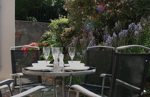 Stirling Apartment | Kingsview Apartment - an apartment that sleeps 5 guests in 2 bedrooms