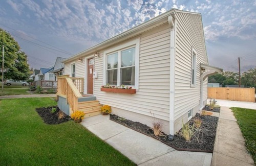 Mansfield Cottage | Kingwood Cottage, a beautiful 2-bedroom cottage across from Kingwood