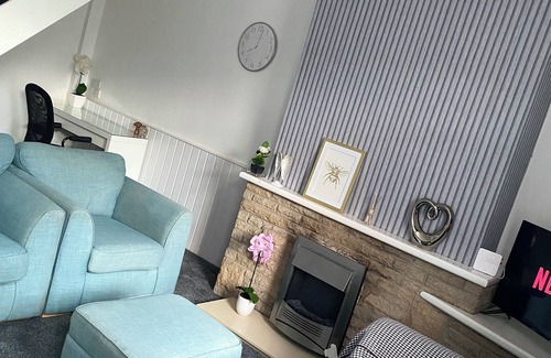 Thurnscoe House | Kirkby House in Moorthorpe near a train station, great access to motorways
