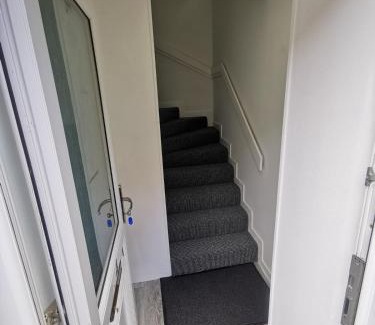 Kirkcaldy Apartment | Kirkcaldy High Street Modern studio