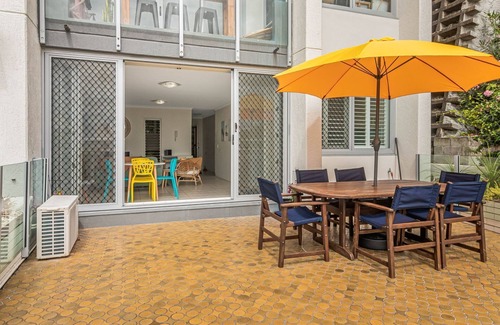 Coolangatta Apartment | Kirra Gardens 5 - Kirra Point Beachfront - Min. 3. Night Stays!