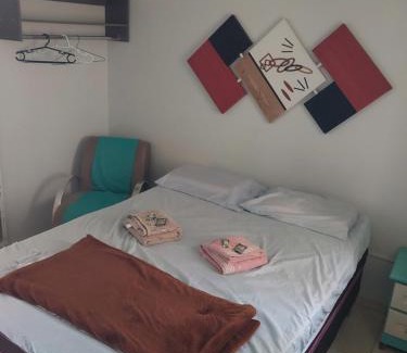 Maringa Apartment | Kit Net 5 azul cama casal