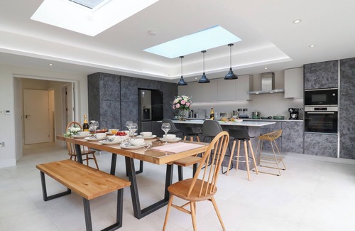 Little Missenden Cottage | KITE VIEW COTTAGE, pet friendly, with a garden in Holmer Green