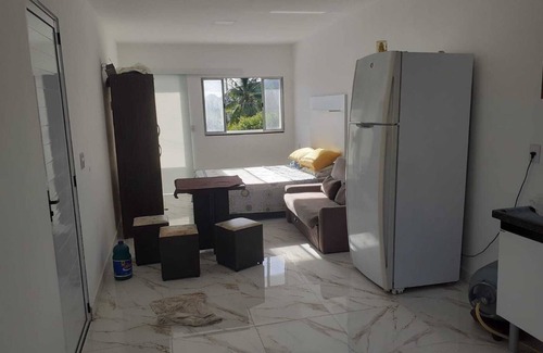 Bairro das Laranjeiras Apartment | Kitnet Branca, Pertinho da Praia e com Muita paz e Sôssego. Vem Conferir