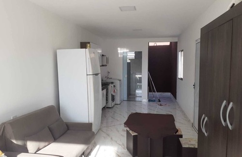 Bairro das Laranjeiras Apartment | Kitnet Branca, Pertinho da Praia e com Muita paz e Sôssego. Vem Conferir
