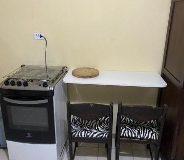 Aviacao Apartment | Kitnet Praia Grande - Aviação 500 metros da praia AR CONDICIONADO - GELADEIRA - FOGÃO - SOFÁ CAMA - WIFI