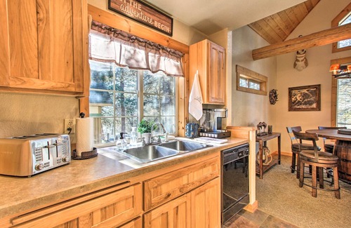 Klamath Falls Cabin | Klamath Falls Cabin Retreat w/Deck & Grill!