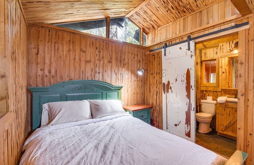 Klamath Lake Cabin | Klamath Falls Cabin w/Private Sauna & Fire Pit!