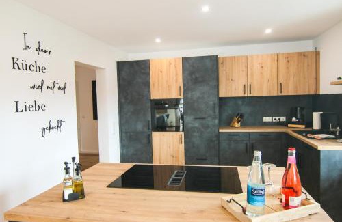 Niedershausen Apartment | Kleeoase - Luxus Ferienwohnung - Jacuzzi - Dachterrasse - Kochinsel - See in 10 min