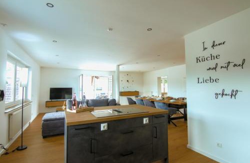 Niedershausen Apartment | Kleeoase - Luxus Ferienwohnung - Jacuzzi - Dachterrasse - Kochinsel - See in 10 min