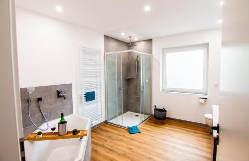 Niedershausen Apartment | Kleeoase - Luxus Ferienwohnung - Jacuzzi - Dachterrasse - Kochinsel - See in 10 min