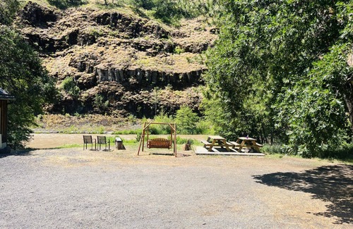 Klickitat House | Klickitat River's Edge Retreat