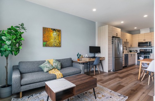 Atlantic Apartment | Klimt-Inspired King Bed, Desk, Roof, A/C, HS Wi-Fi