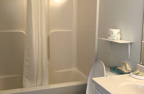 Tilghman Hotel | Knapps Narrows Marina & Inn