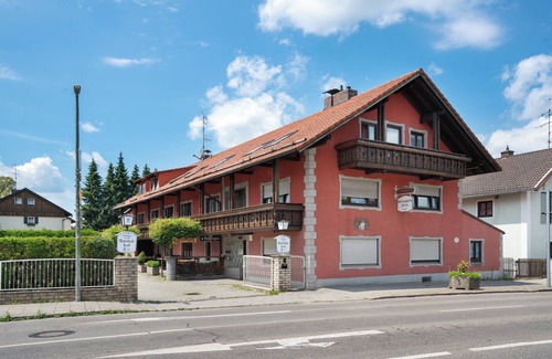Munchen District Apartment | Knödelhof ‘Room 7’, 3-bed room with balcony and WLAN