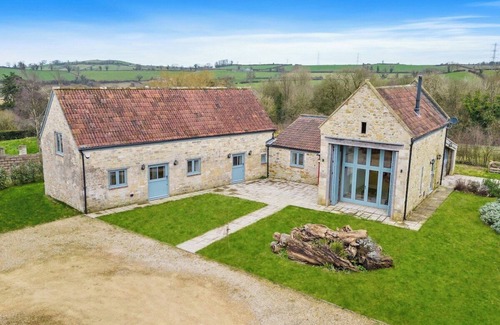 Shepton Mallet House | Knoll View Ranch - Group Hot Tub