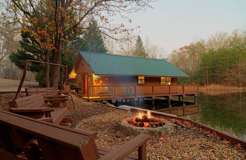 Helen Cabin | Knott's Landing - One-of-a-kind floating water cabin, 15 minutes from Helen, GA