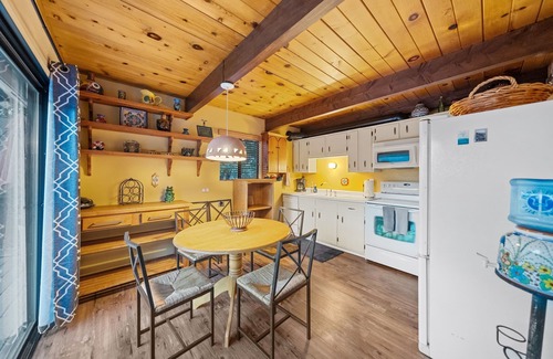 Pine Cove Cottage | Knotting Hill Amazing View and Spa