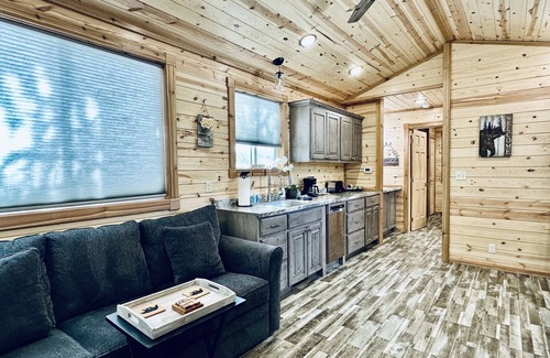 Island Park House | Knotty Bear tiny home 20 miles to West Yellowstone. WiFi - BBQ - fully equipped kitchen