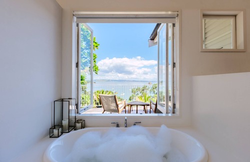 Omiha Villa | Koi Waiheke with private beach access