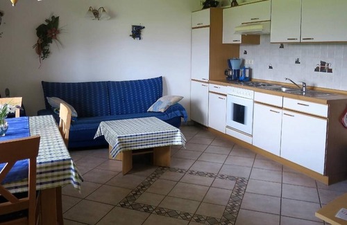Kirchdorf im Wald Apartment | Komfortable und Ebenerdige Ferienwohnung mit Liegewiese