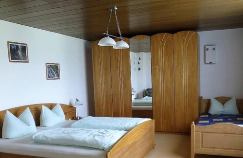 Kirchdorf im Wald Apartment | Komfortable und Ebenerdige Ferienwohnung mit Liegewiese