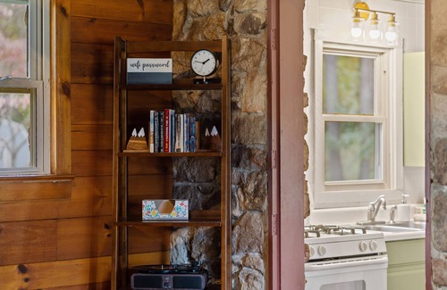 Winchester House | Kona's Cozy Cabin — King Bed, Fireplace, Pet Friendly, Near Hiking and Wineries