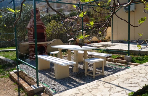 Muo Apartment | Kotor TIMI 1 - Apartment 40 meters from the beach with garden grill