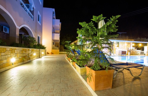 Amoudi Apartment | Kozanos II Studio with Pool, 150m from the beach