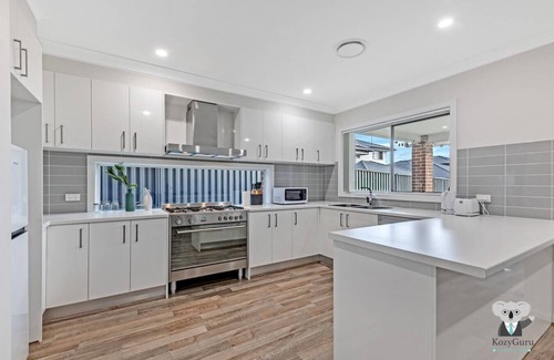 Austral House | KozyGuru | Austral | 5 Bed Comfy House