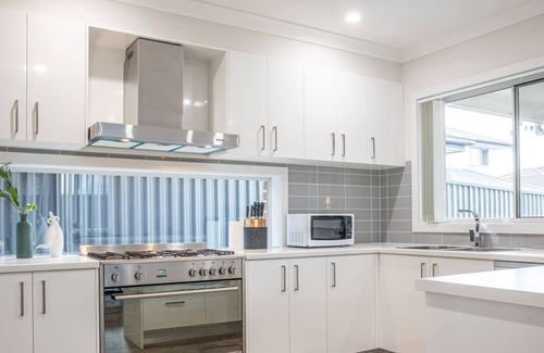 Austral House | KozyGuru | Austral | 5 Bed Comfy House