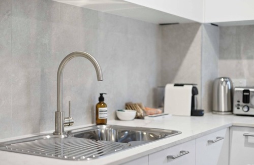 Camperdown Apartment | KozyGuru | Camperdown | Stylish Apt with Parking