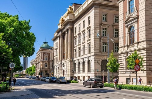 Stare Podgorze Apartment | Krakow Art & History Getaway: Mezzanine Studio, River Proximity & City Access
